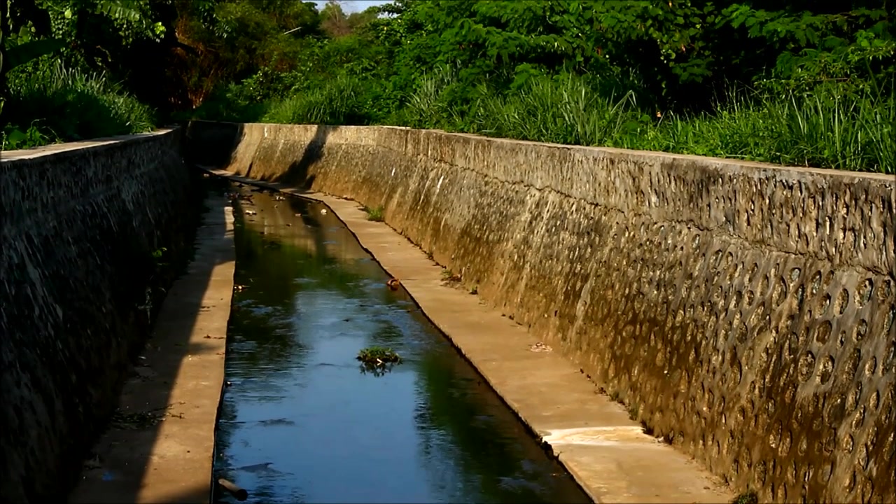 Video con ripresa dal basso verso l'alto di un canale artificiale o di un corso d'acqua di piena