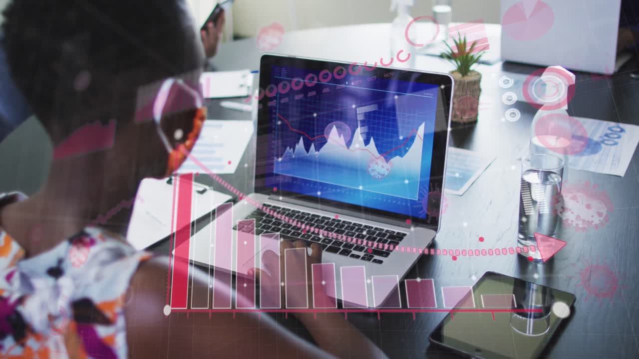 animación del procesamiento de datos financieros sobre una mujer de negocios con máscara facial usando una computadora portátil en la oficina