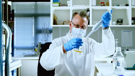 científico masculino experimentando en el laboratorio 4k