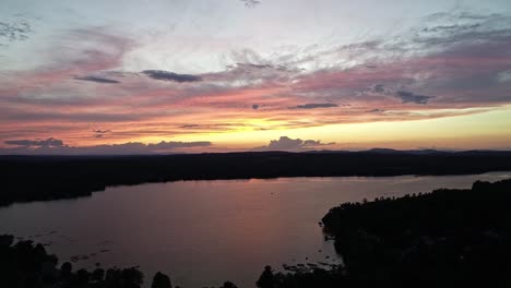 Puesta-De-Sol-Totalmente-Natural-Sobre-Un-Lago---Video-De-Drones