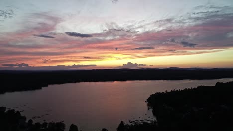 puesta de sol totalmente natural sobre un lago - video de drones