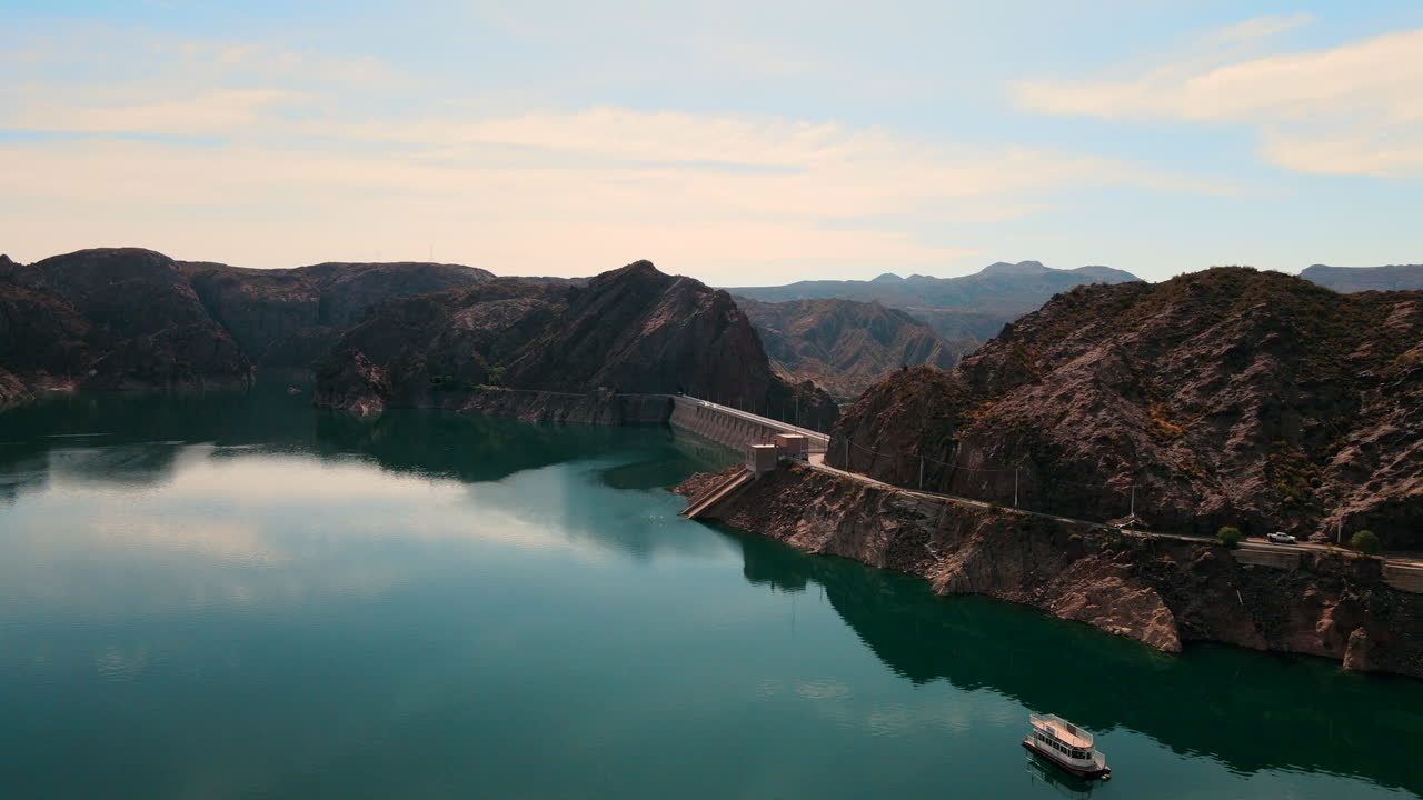 아르헨티나 멘도사 산 라파엘에 있는 카논 델 아투엘과 디케 아투엘의 조류 시각