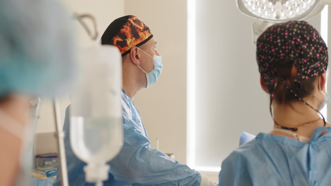 equipo médico en la sala de operaciones