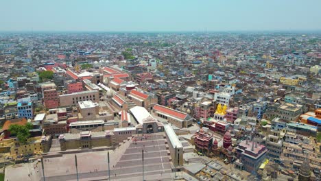 vista aérea del río ganga y los ghats en varanasi, india