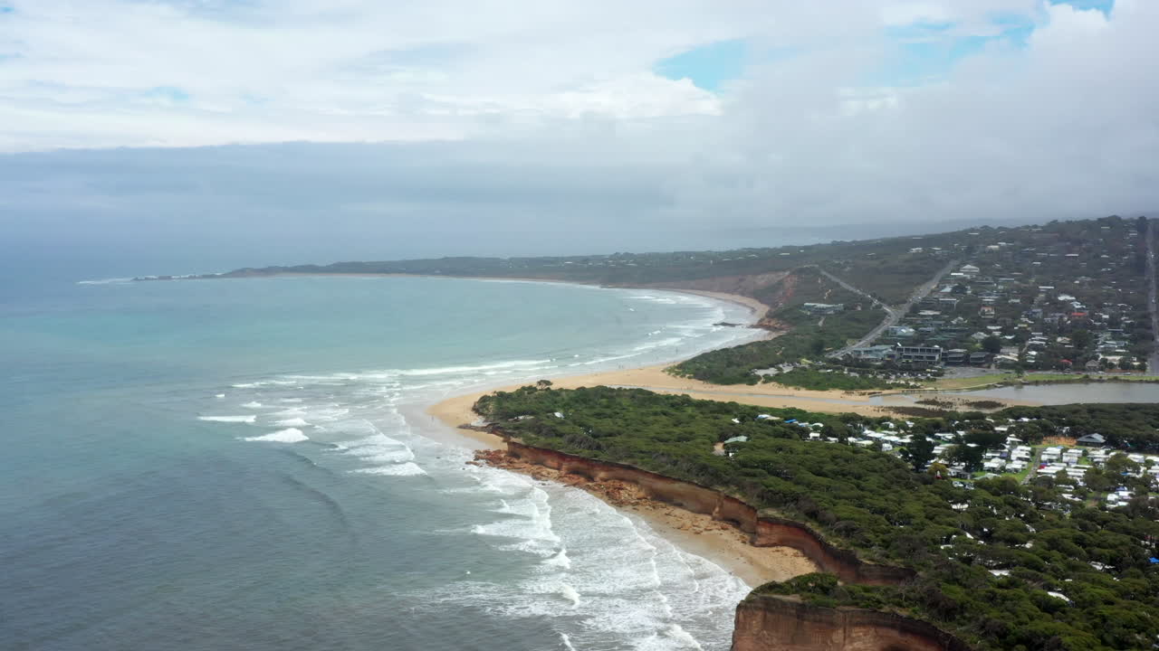 항공 anglesea 거친 석회암 절벽과 강 머리, 호주