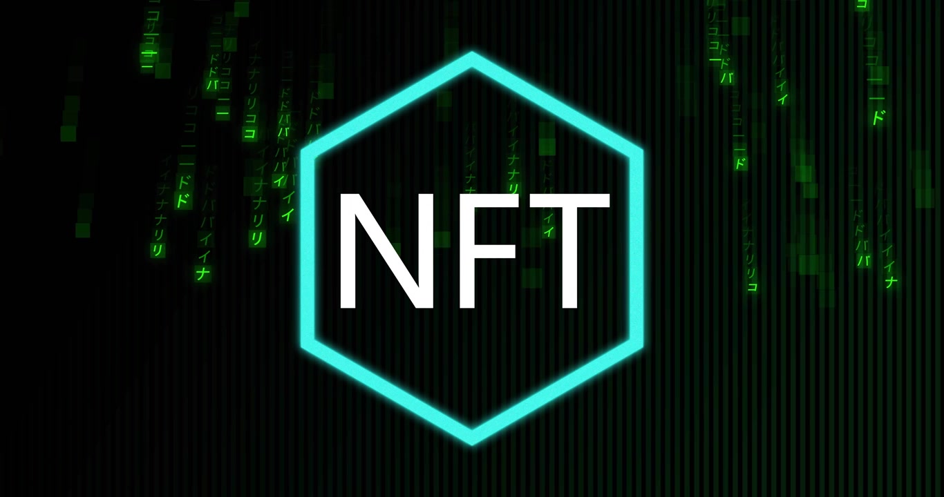 All'inizio della riproduzione, un esagono turchese emerge, trasformandosi da X:q in lettere NFT per la visualizzazione del codice