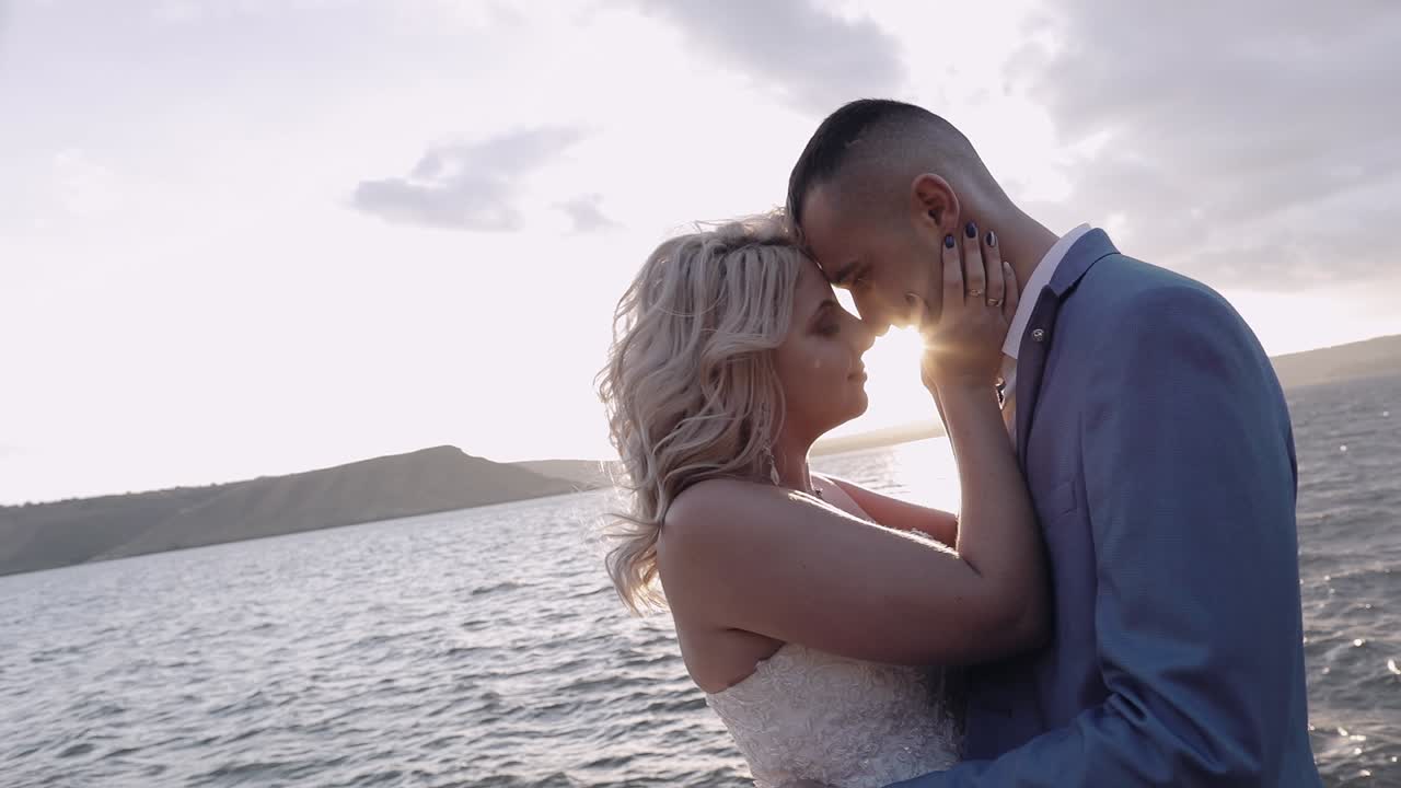 결혼 부부. 사랑스러운 신랑과 신부. 행복한 가족. 사랑에 빠진 남자와 여자