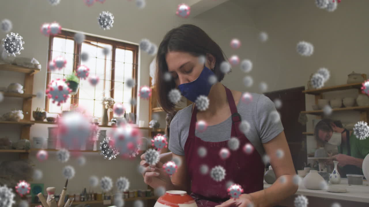 얼굴 마스크를 쓴 백인 여성 위에 바이러스 세포의 애니메이션이 도자기를 형성합니다.