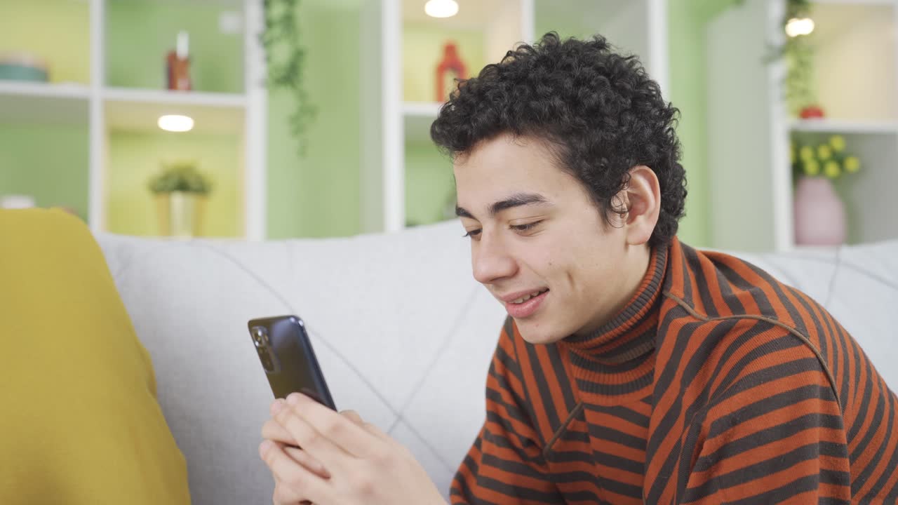 집에서  ⁇ 드폰을 사용하는 예 ⁇ 고 매력적인 소년, 문자, 데이트,  ⁇ 드폰 중독.