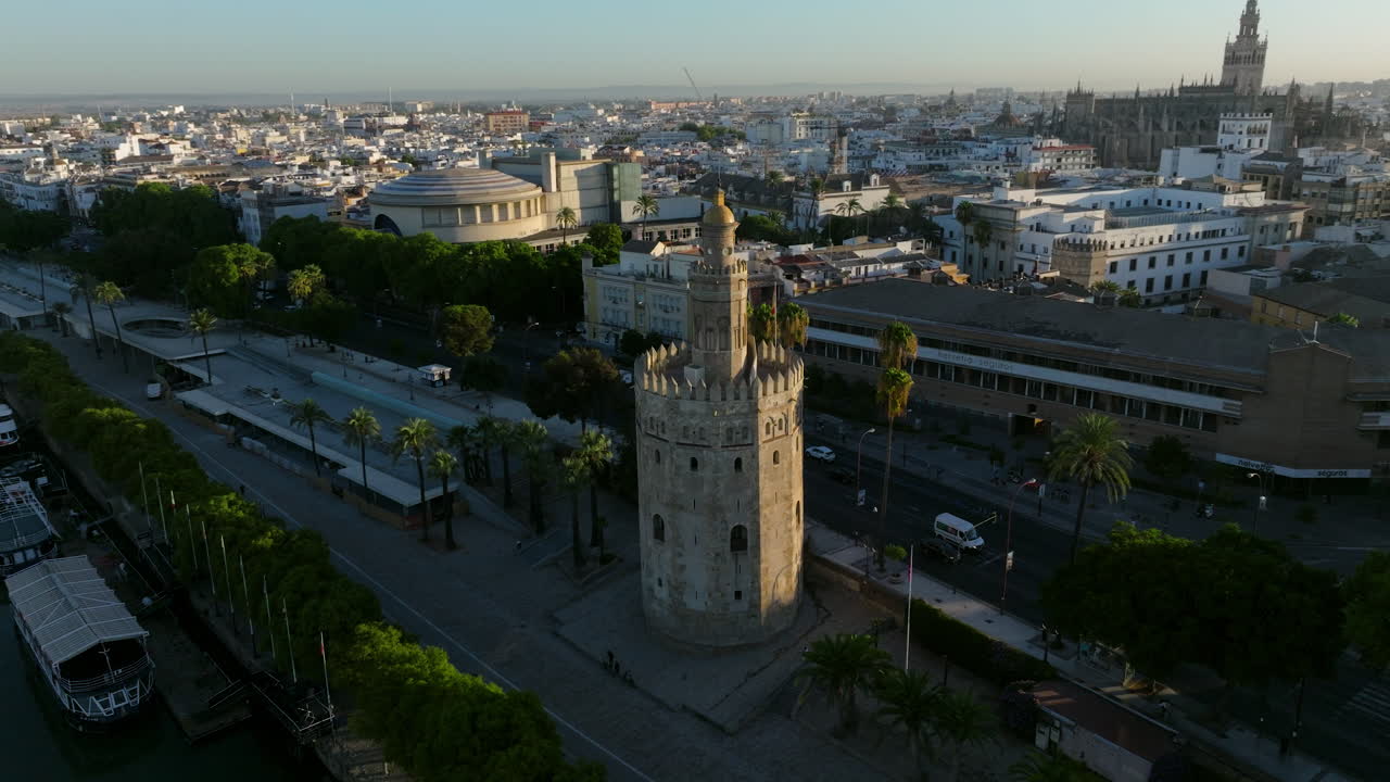 torre del oro a lo largo del río guadalquivir en sevilla, españa - toma aérea de drones