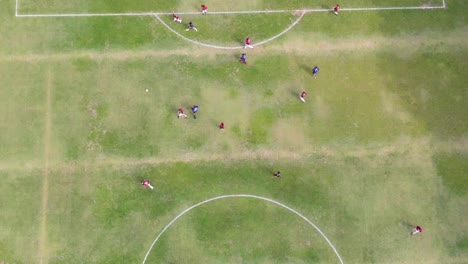 Impresionante-Imagen-Aérea-Oom-Out-De-Un-Partido-De-Fútbol-Amateur