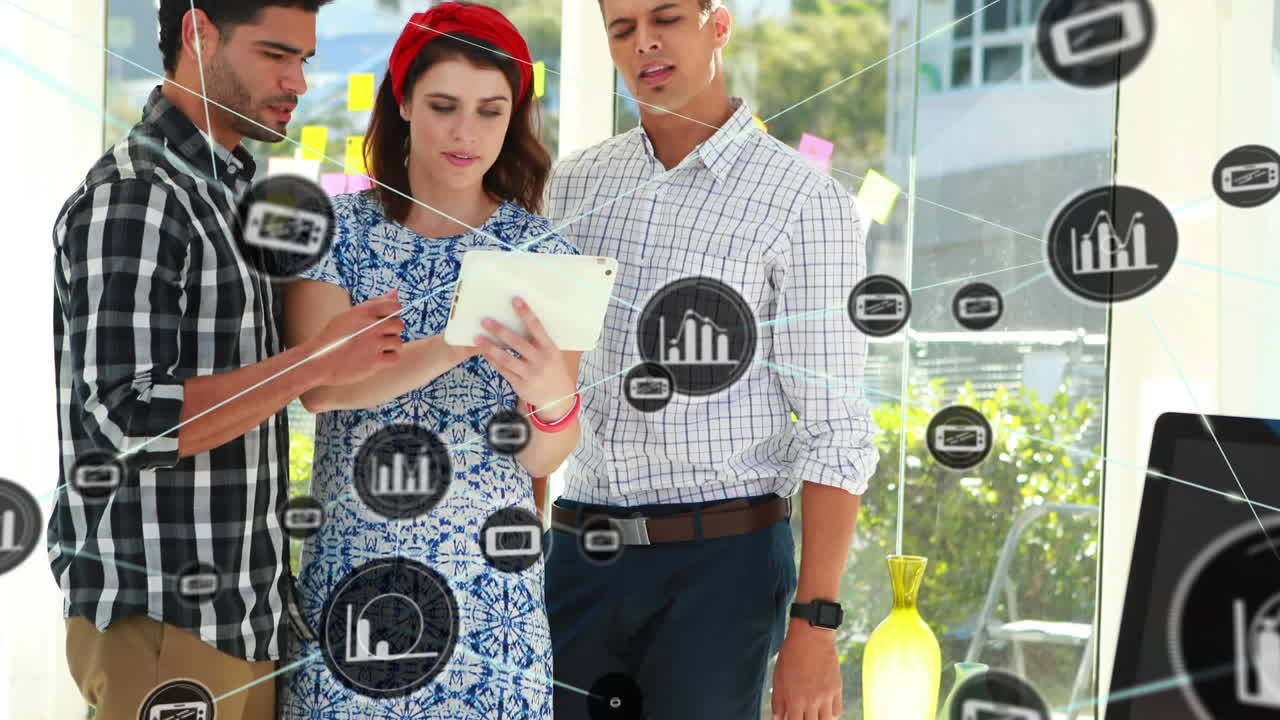 animación de la red de conexiones con iconos sobre diversas personas de negocios en la oficina