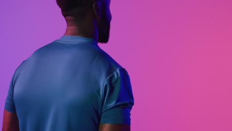 video de la vista de atrás del jugador de tenis afroamericano en relámpago rosa de neón