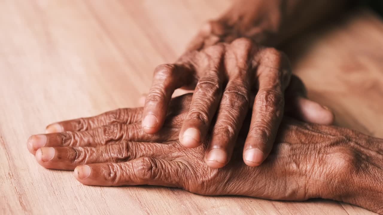 나무 테이블 위 에 있는 은 손 들 의 클로즈업