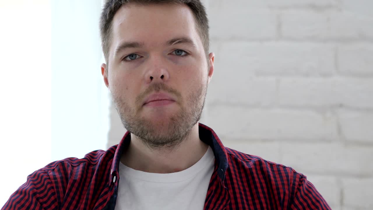 hombre mostrando el dedo medio en ira