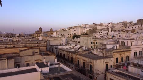 Drohnenaufnahmen-Bei-Sonnenuntergang-Aus-Der-Luft-Von-Ostuni-–-Der-Weißen-Stadt,-Apulien,-Italien