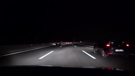 imágenes nocturnas de la carretera nacional e94 de grecia, vista del salpicadero del coche 4k