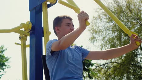 un adolescente hace deportes en el patio de recreo 04