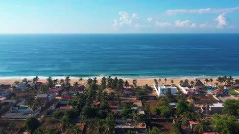 sobrevuelo casas frente al mar hacia el océano pacífico azul playa pie de la cuesta, méxico