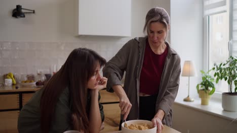 mujeres horneando juntas