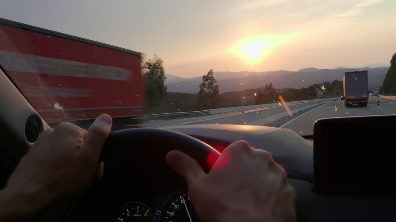 경치 좋은 산악 고속도로 에서 해가 지는 차량