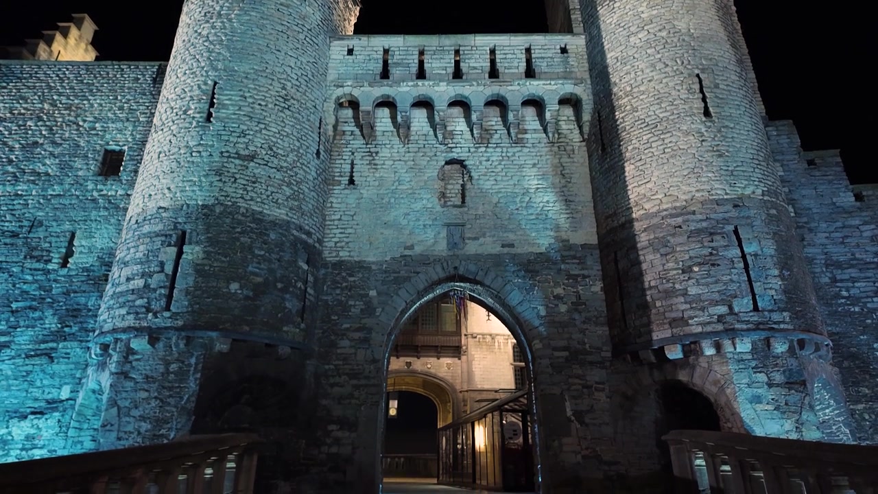 Pemandangan malam Het Steen di Antwerp yang diterangi di bawah langit malam, menampilkan desain abad pertengahannya