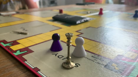 familia jugando un juego de mesa cludo pista de cerca candelabro