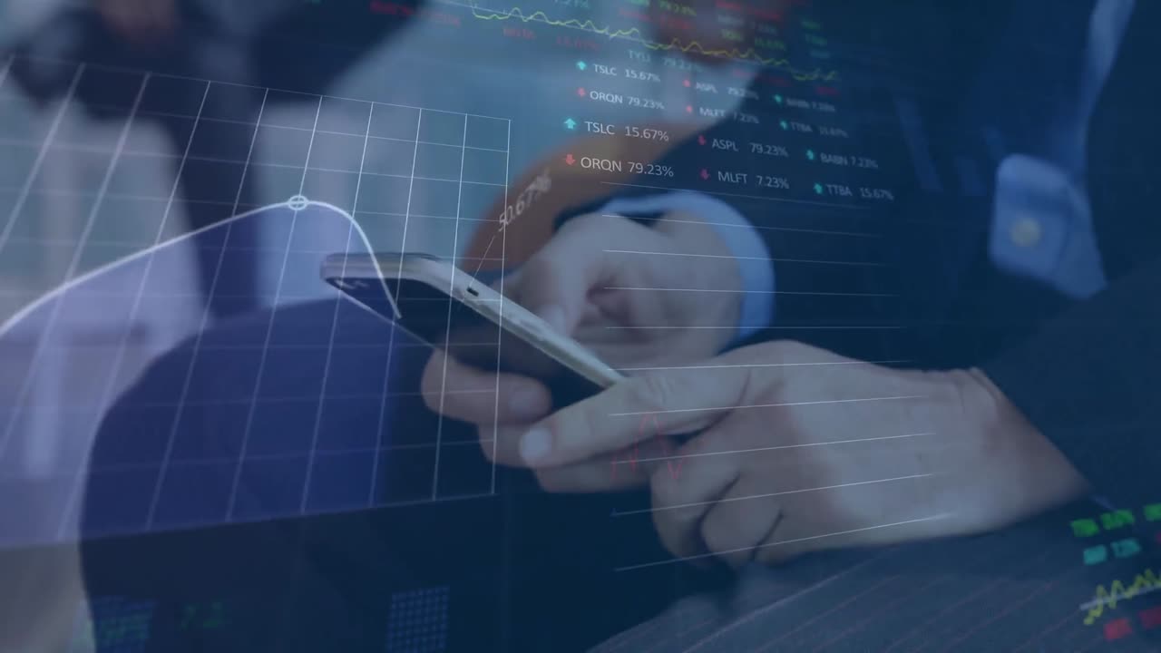 animación de gráfico de líneas y tablero de negociación sobre taza de café y hombre de negocios caucásico usando teléfono celular