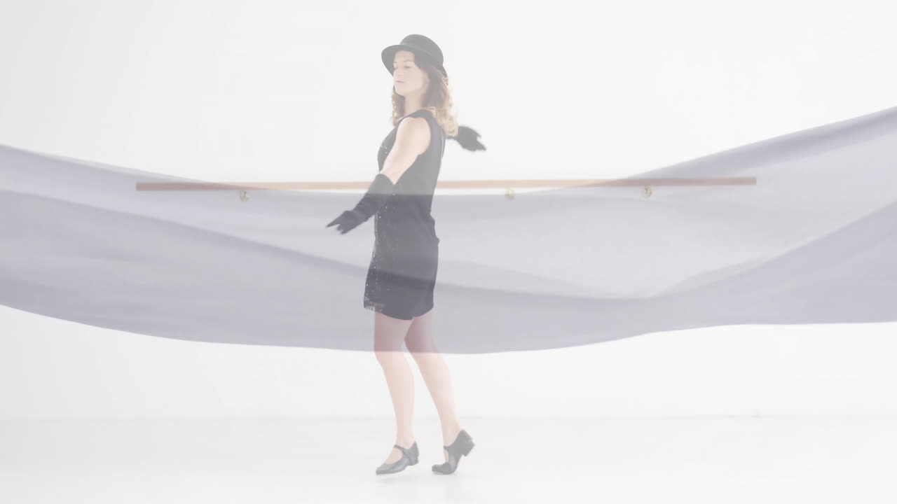 백인 여성이  바탕에 떠다니는 천 위에서 춤을 추는 애니메이션