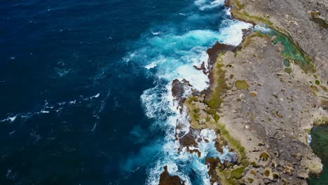 Dröhnen-Entlang-Der-Küste-Von-Puerto-Rico-In-Der-Nähe-Von-Playa-Mar-Chiquita