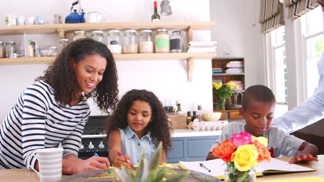 Joven-Familia-Negra-Hablando-En-Su-Isla-De-Cocina,-De-Cerca