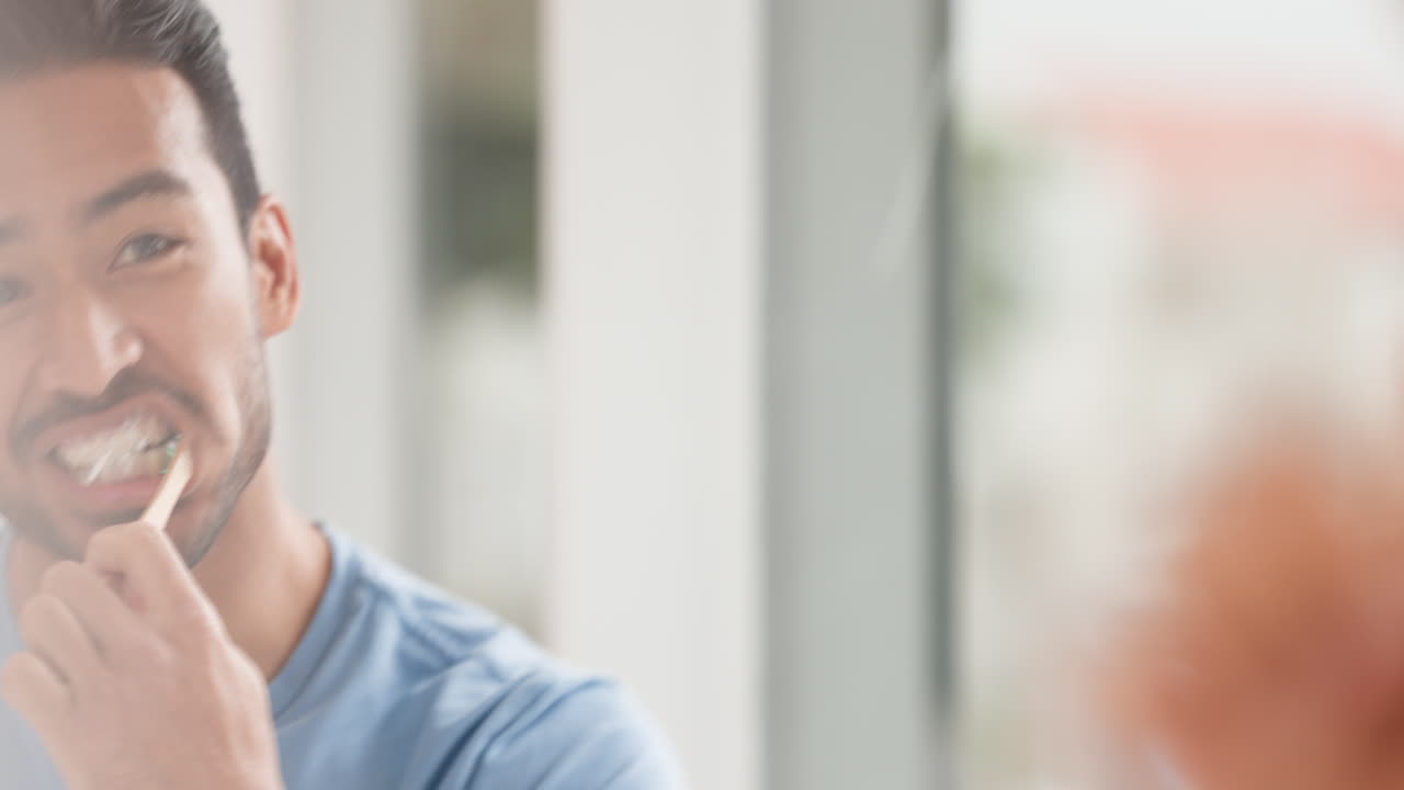 남자,  ⁇ 솔과 화장실의 거울, 춤