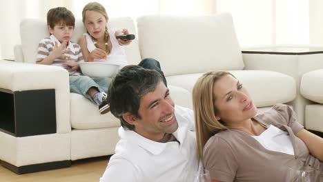 Familia-En-El-Salón-Viendo-La-Televisión