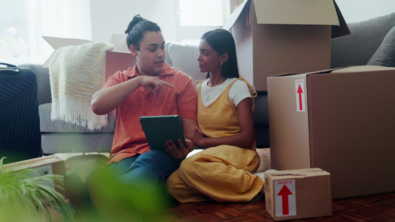 pareja feliz en el suelo con la tableta
