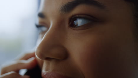 Afro-Geschäftsfrau-Spricht-Auf-Dem-Smartphone.-Unternehmer-Nutzt-Mobiltelefon