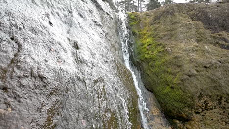 cascada en hug point en la costa de oregon, parque estatal cerca de cannon beach