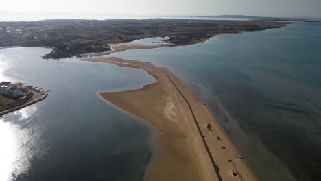 Vuelo-De-Drones-Sobre-La-Plaza-Ninska-Laguna-Cerca-De-La-Ciudad-De-Nin-En-Croacia-Amplia-Vista-Durante-El-Día