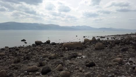 Seltsame-Gruselige-Spirituelle-Bergkette-Felsiger-Außerirdischer-Steinstrand-Küstenlinie-Niedrige-Rückseite