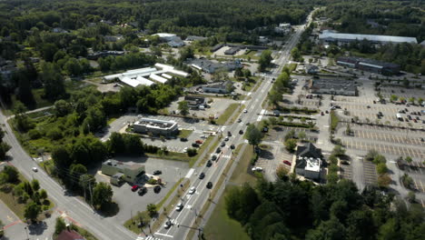 volar sobre imágenes aéreas de aviones no tripulados en el centro de falmouth, maine, ee.uu.