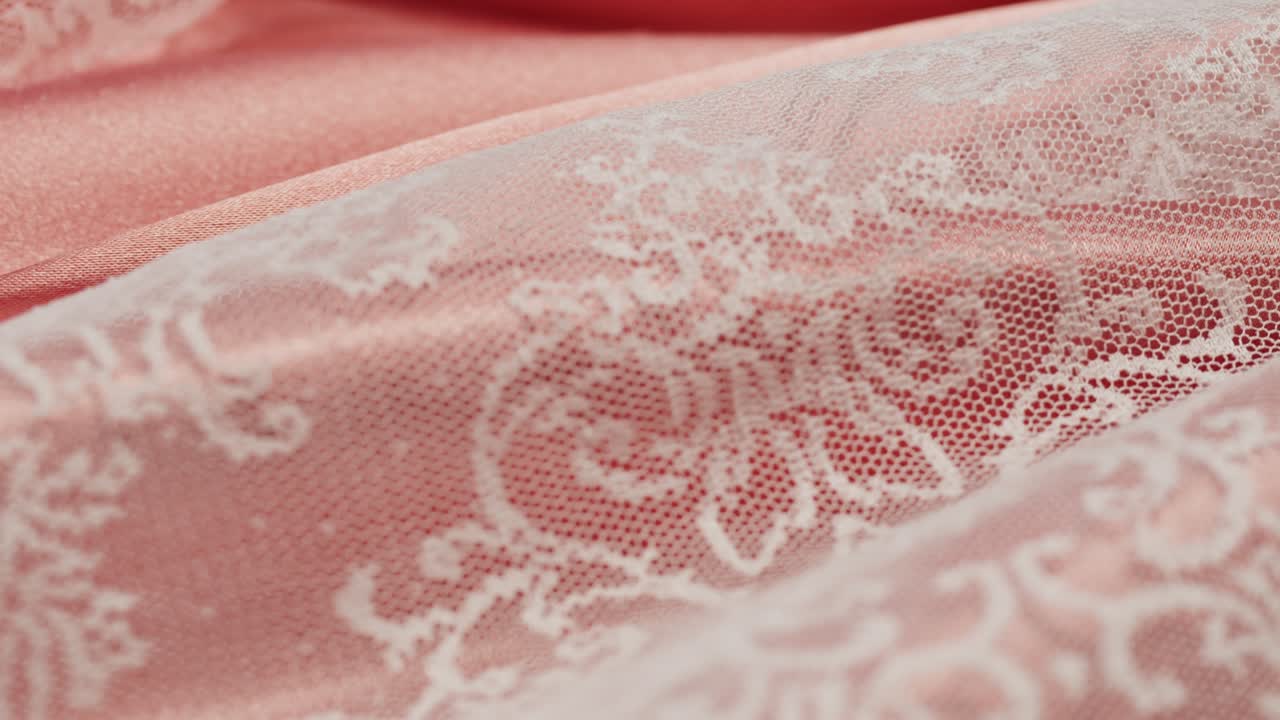 Renda branca sobre seda rosa em close-up, textura de guipure e fundo de tecido de luxo acetinado. Têxtil de design luxuoso. Vestido de noiva.