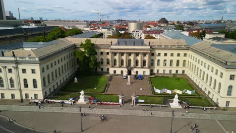 Historisches-Gebäude-Im-Zentrum-Der-Hauptstadt