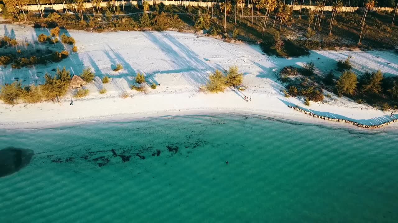 차분한 크레인은 위에서 아래로 드론 샷을 비행합니다.