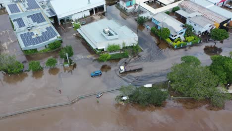 Toma-De-Autos-Conduciendo-A-Través-Del-Agua-De-La-Inundación