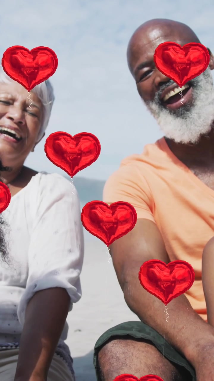 Animação de ícones de coração sobre feliz família afro-americana na praia