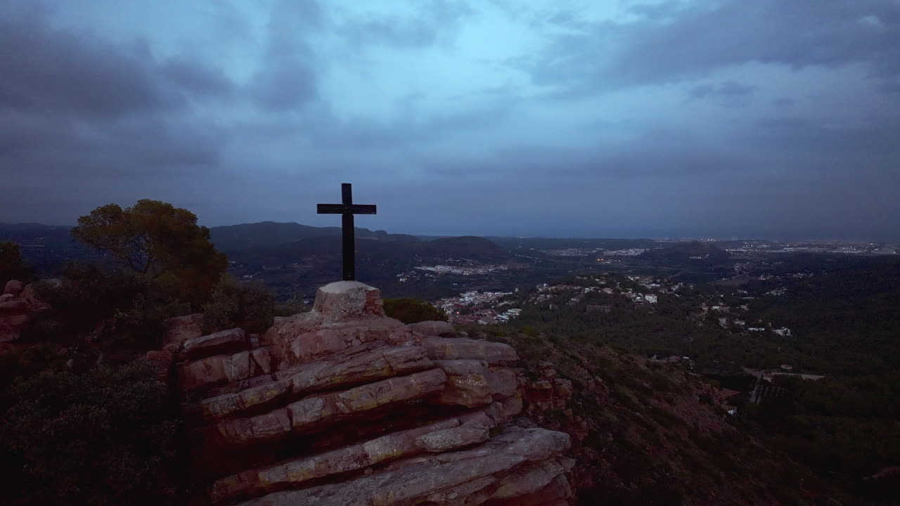 en la cima de una montaña al anochecer