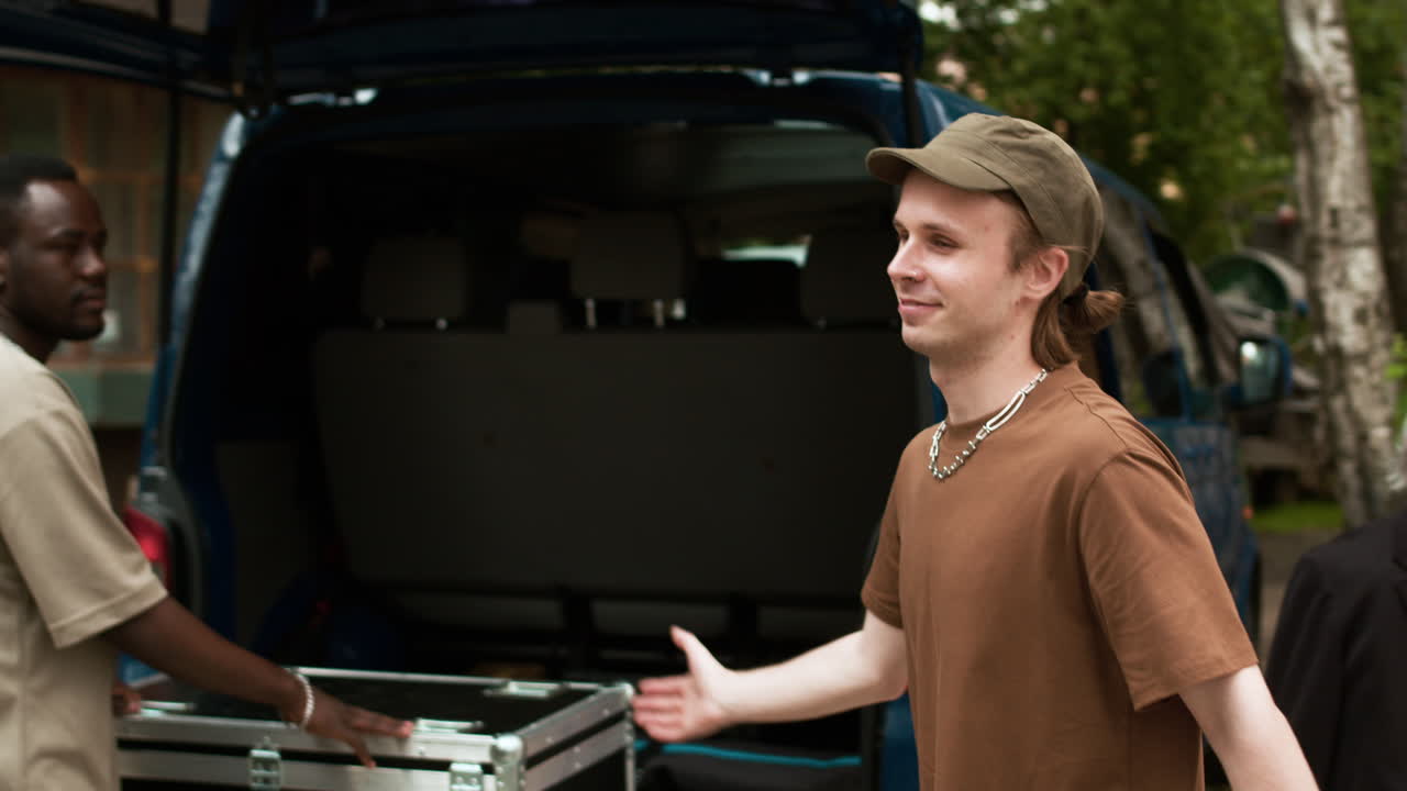 사람 들 이 서로 인사 하고 있다