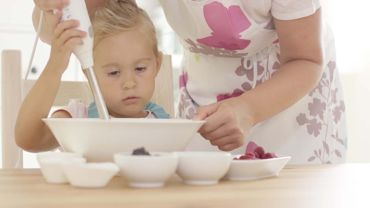 niña bonita y seria que se concentra en hornear