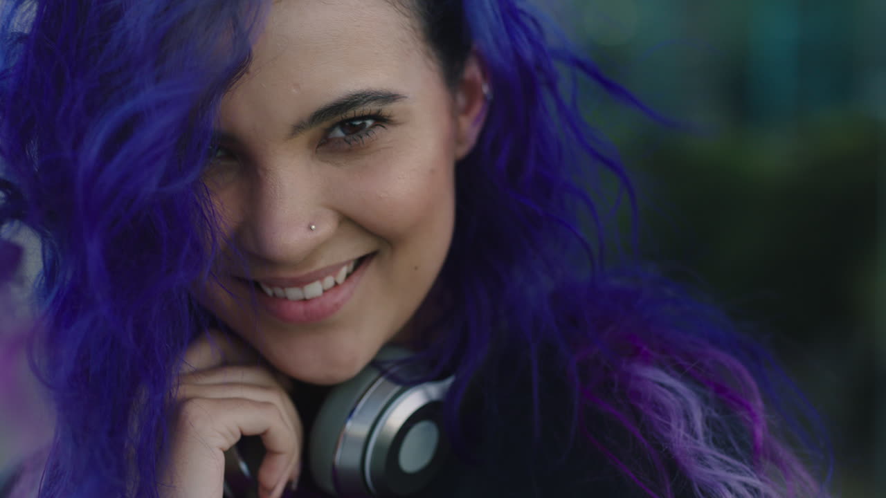 ritratto bella giovane donna sorridente felice godendo dello stile di vita urbano vento che soffia capelli viola da vicino