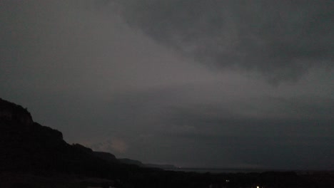 dramático cielo nublado sobre la montaña y el río