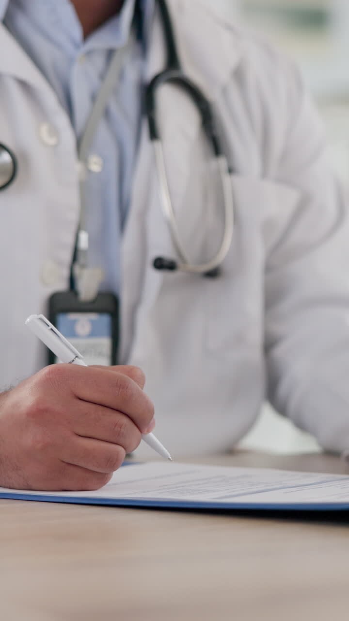 แพทย์เขียนบนคลิปบอร์ด